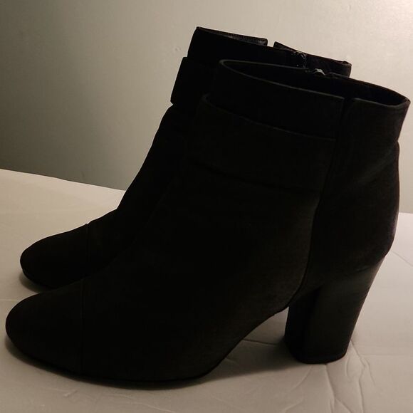 Authentic CHANEL Interlocking Boots - Picture 5 of 12